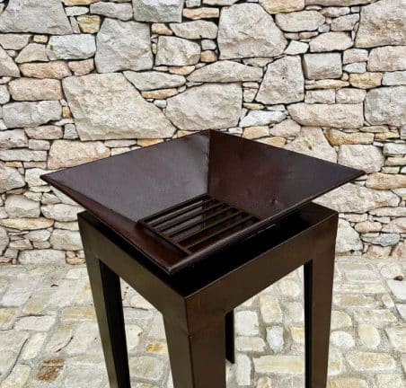 découvrez notre brasero en pierre, l'accessoire parfait pour créer une ambiance chaleureuse et conviviale dans votre jardin. idéal pour vos soirées en plein air, il offre une chaleur agréable et ajoute une touche d'élégance à votre espace extérieur. profitez de moments inoubliables autour de sa flamme dans une atmosphère paisible.