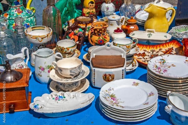 Comment vendre ses vêtements en brocante : astuces et conseils pratiques